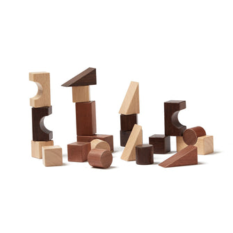 FSC gecertificeerde houten bouwblokken van Kids Concept in natuurlijke bruintinten. Bestaande uit 20 blokjes met verschillende vormen.