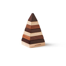 FSC gecertificeerde houten stapelbare pyramide van Kids Concept in natuurlijke, bruintinten. Bestaande uit 7 ringen.